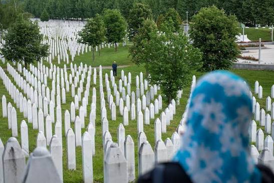 bosnia_news_'s tweet photo. اليوم ذكرى مذبحة سربرنيتسا في البوسنه 

يوافق اليوم 11 يوليو مذبحة سربرنيتسا (Srebrenica massacre) والتي وقعت خلال حرب البوسنة والهرسك في شهر يوليو عام 1995م.

وتحديداً، بدأت المجزرة في 11 يوليو 1995 واستمرت لعدة أيام، حيث ارتكبتها القوات الصربية (جيش جمهورية صرب البوسنة) تحت قيادة راتكو ملاديتش، وراح ضحيتها أكثر من 8,000 من البوسنيين (المسلمين)، معظمهم من الرجال والفتيان، في المنطقة التي كانت تصنفها الأمم المتحدة حينها كمنطقة "آمنة".