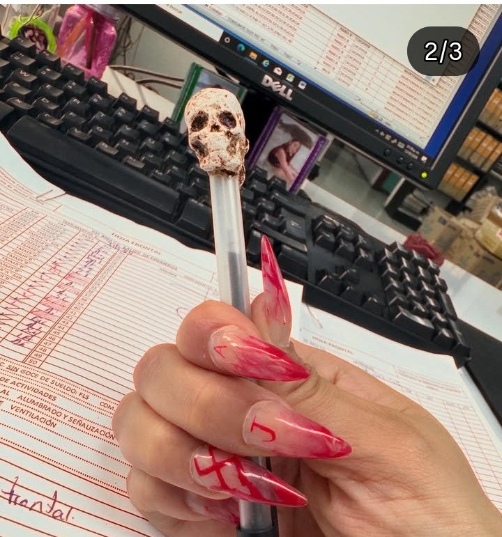 BmoMeort's tweet photo. La señora bajo las fotos políticamente incorrectas. Que haga lo que guste en sus redes sociales sin afectar su empleo.
Pero no fotos con documentos o en horario laboral.
 Yo le veo potencial para OnlyF.
 No para oficinista .
Y ganaría millones la dama https://t.co/087ZAUimLZ