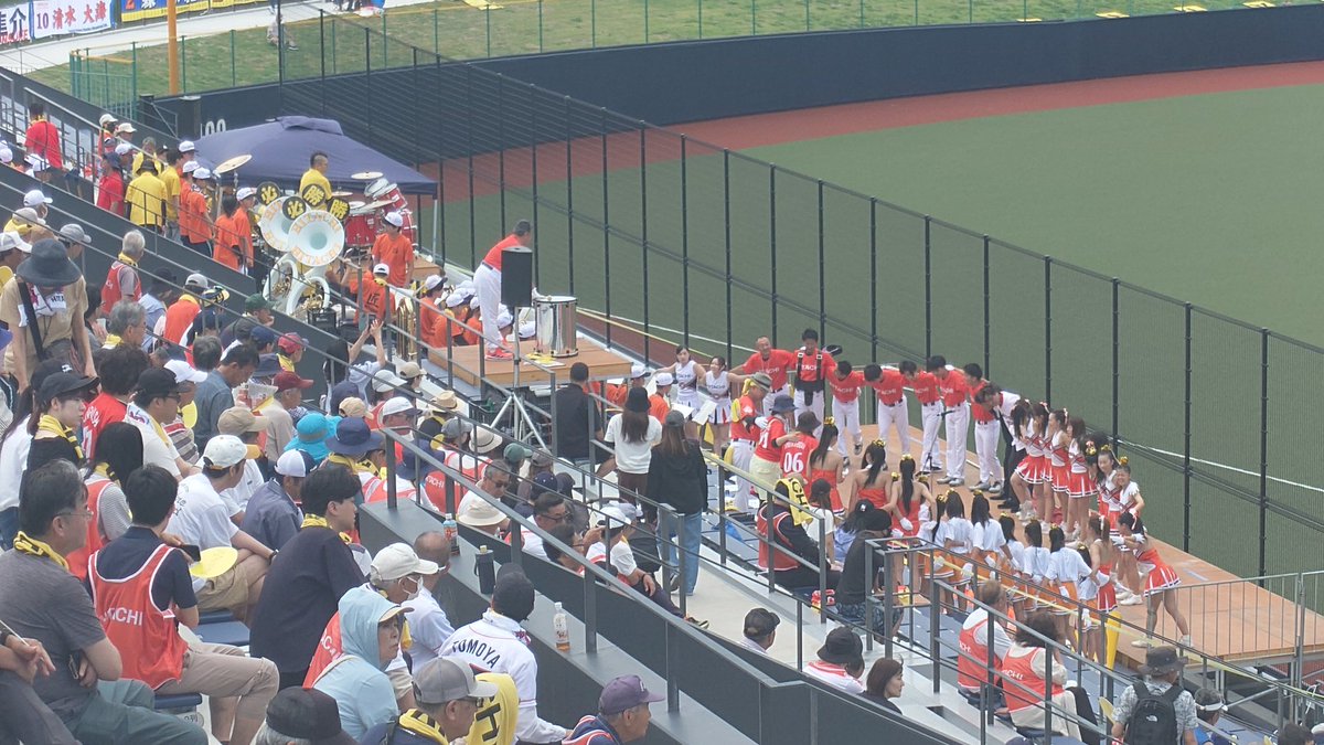 shakaijin_base's tweet photo. 日立製作所の応援団が試合前に応援ステージ上で円陣を組んで、気合いを入れている。
都市対抗北関東第2代表決定トーナメント3回戦のSUBARU戦で、負けたら終わりのサバイバル戦に臨む。
決戦場の日立市民球場は地元。スタンドにはファンが詰めかけている。
負けられん！！！ https://t.co/4Jc1eQzWa3