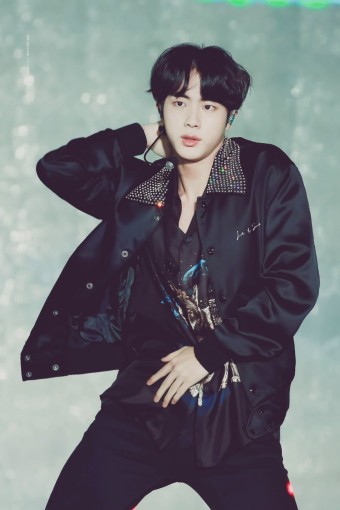 my1dayjin's tweet photo. 1. 전설의 시작
2. 내가 좋아하는 검나 진
3/4 갤러리 뒤지다가 좋아서
#석진이는_멋있어 Lucky 🤞 
#JIN 행복 #방탄소년단진 건강 
 𖨆♡⁼³₌₃ 석진아 사랑해 고마워 𓏲𑁘
@BTS_twt https://t.co/x8RCUhaRys