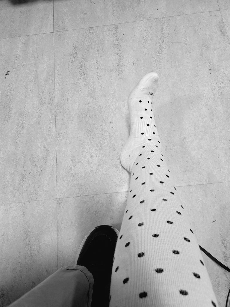Crimson_312's tweet photo. 12 hour shift + on your feet all day= stinky feet 
#paypig #footfetısh #smelly #compressionsock #payme https://t.co/PtHowEweWl