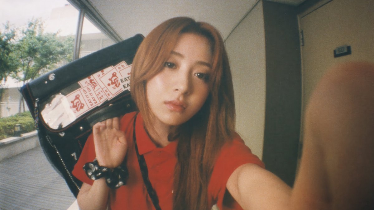 kpop_wall4's tweet photo. Desktop Version 🖥️✨

Enjoy your 4K wallpaper!

#YUNJIN #허윤진 #LESSERAFIM #르세라핌 #Wallpaper #4K #KPOP https://t.co/bhZF2UM5u5