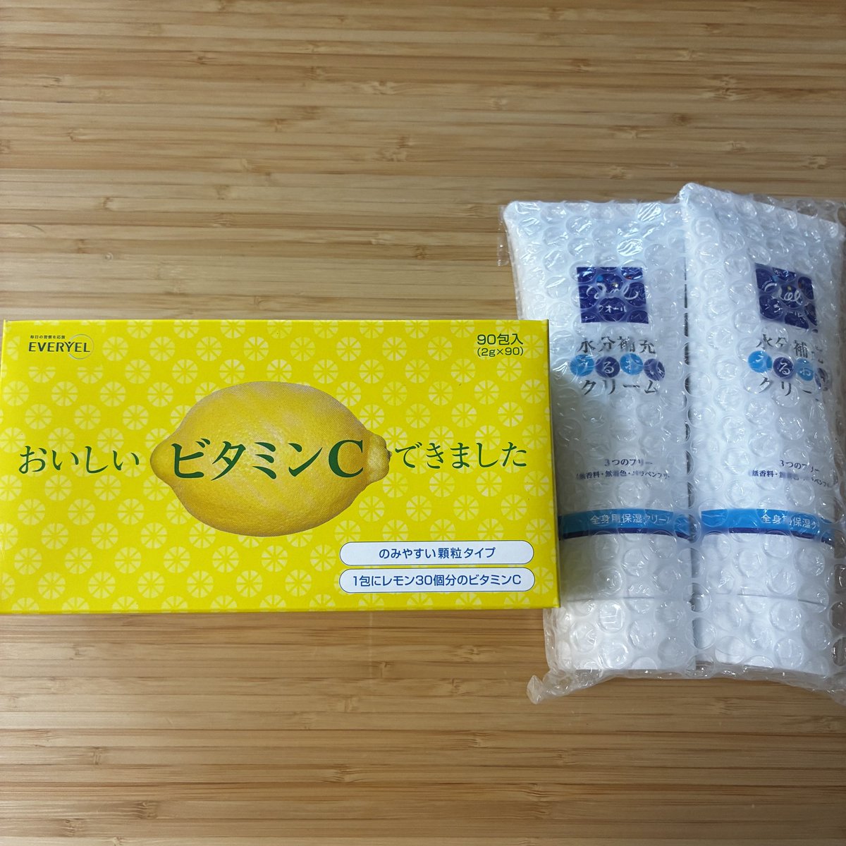 ayuto__8's tweet photo. おはようございます☀

クォール様からの優待が届きました！

安定のうるおいクリーム、そしてビタミンCを接種して元気を出します🔥

今日も1日、頑張っていきましょう！

#優待 #優待生活 #ポイ活 #お得 #株主優待 https://t.co/2RcoGpqwvN