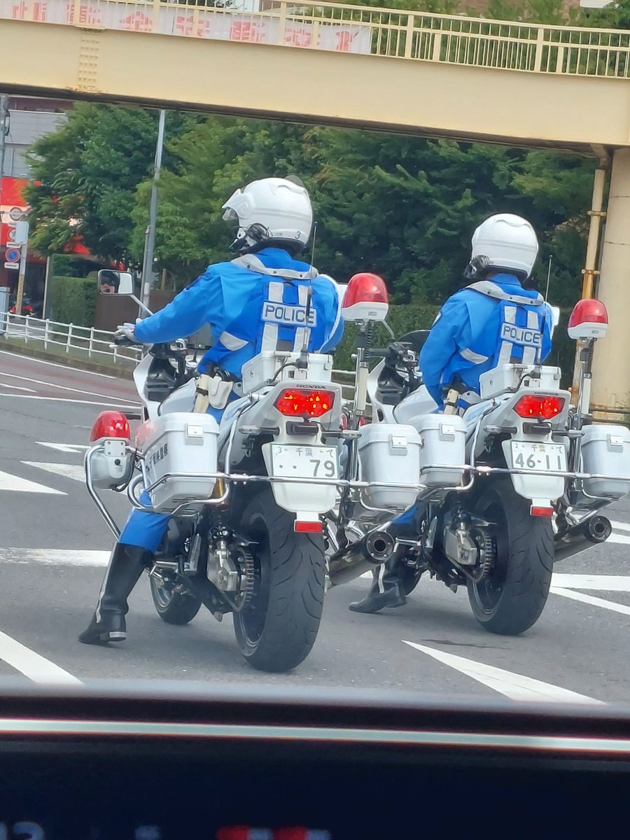 furiu99's tweet photo. 白バイ2台もいる。
見回りかな(´･ω･`)？ https://t.co/H0a10WE09K