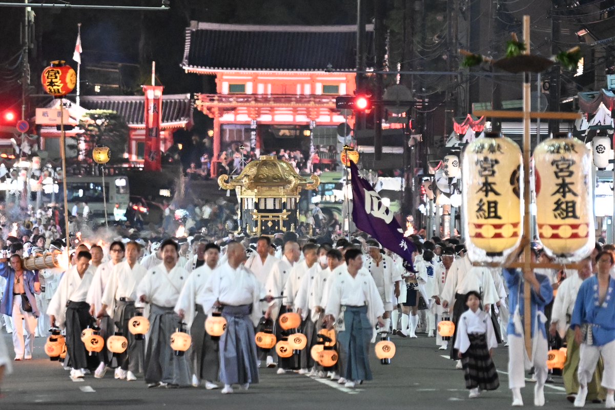 kyotocitykoho's tweet photo. 昨晩は、八坂神社から四条大橋までたいまつを担いで道を清める「道しらべの儀」と、鴨川の水で神輿を清める「神輿洗式」が行われました。
山鉾巡行まであと一週間。一気に熱気が高まってきました。
（広報担当撮影） https://t.co/03jhZl3BEO