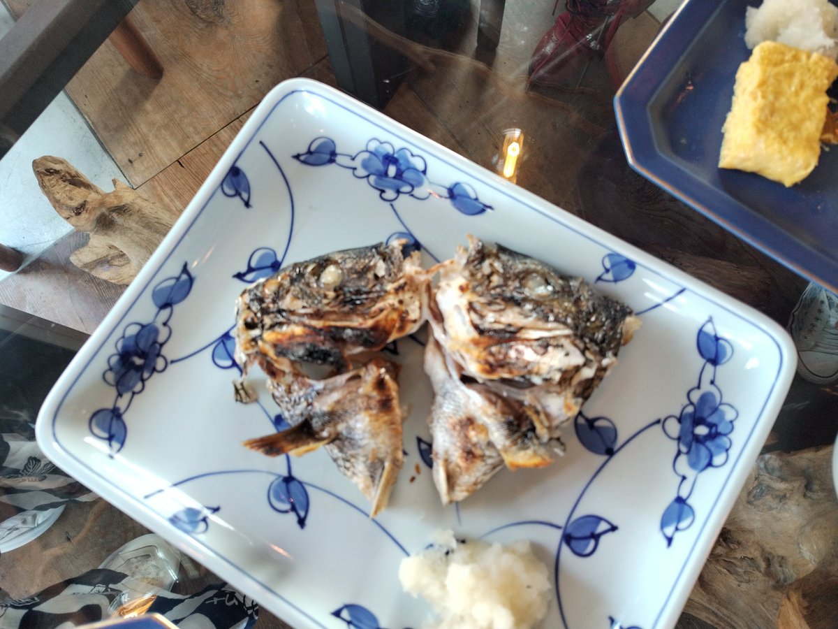 yohei_gladius's tweet photo. おしゃれな内装のお店で朝ご飯。
朝から刺身とカマ焼き。 https://t.co/HhHbSdi7ui