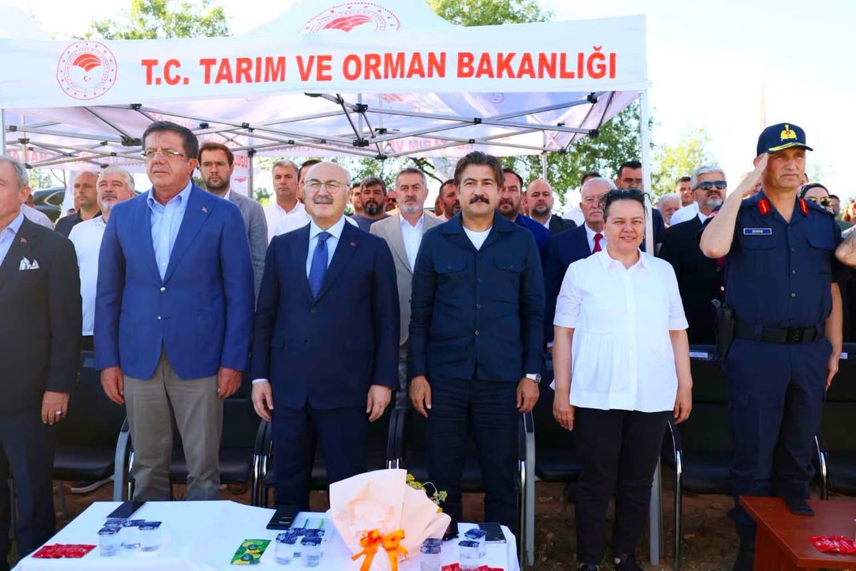 avcahitozkan's tweet photo. Pamukkale ilçemize bağlı Kurtluca Mahallemizde düzenlenen “Kekik Hasat Etkinliği”ne katılarak, bereketli topraklarımızın eşsiz kokusuna ve üreticilerimizin alın terine ortak olduk.

Denizli’mizin tarımsal zenginliğini ve üretim gücünü en güzel şekilde yansıtan kekik hasadının; çiftçilerimize bol kazanç, şehrimize ve ülkemize bereket getirmesini temenni ediyorum.

Toprağa emek veren, üretimiyle geleceğimize değer katan tüm çiftçilerimize teşekkür ediyorum.

#Pamukkale #Kurtluca #KekikHasadı