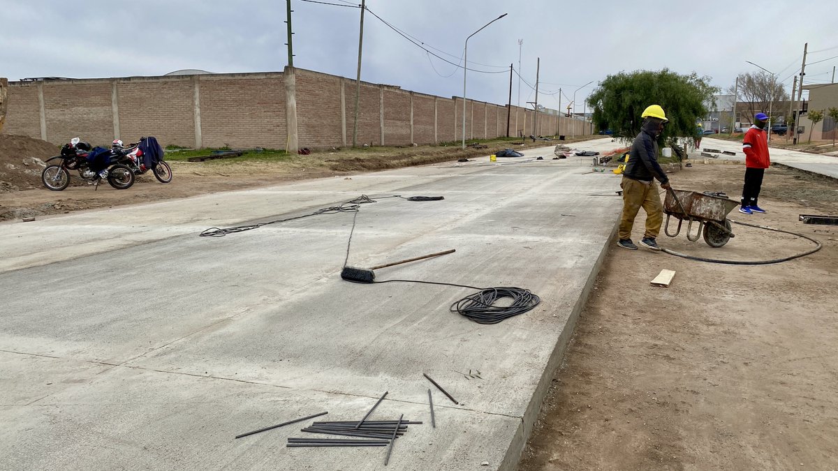 guillederivas's tweet photo. 🚧 En #RíoCuarto las obras no se detienen. En este viernes seguimos avanzando con las tareas de hormigonado sobre Bv. Filloy, en B° Castelli I, como parte del Plan de 100 Cuadras de #Pavimento . 

Cumplimos con hechos y seguimos transformando cada barrio de la ciudad. https://t.co/DBCbkIx9Pe