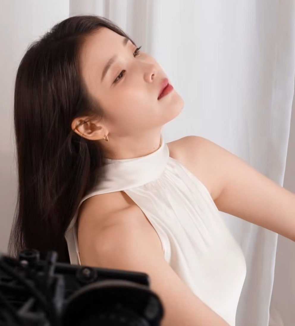 nini_iu's tweet photo. if i was her ex i would’ve begged her to take me back idc https://t.co/hR8t8kTrG8