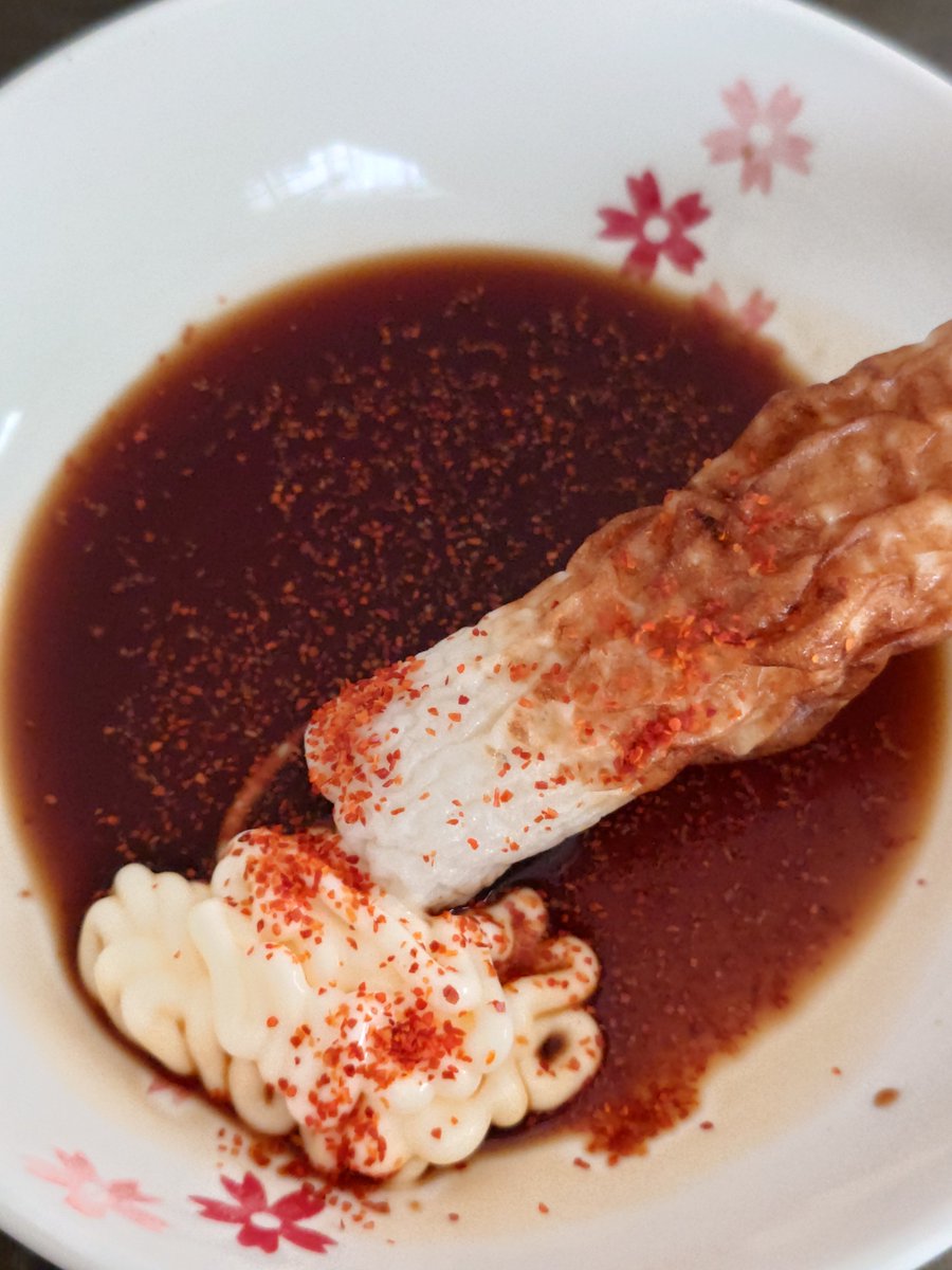 kawaSTORY's tweet photo. ちくわに醤油、マヨネーズ、一味っておかしいですか？魚肉ソーセージも同じ食べ方するけど😑これが美味い🤣 https://t.co/hldj2HW0HD