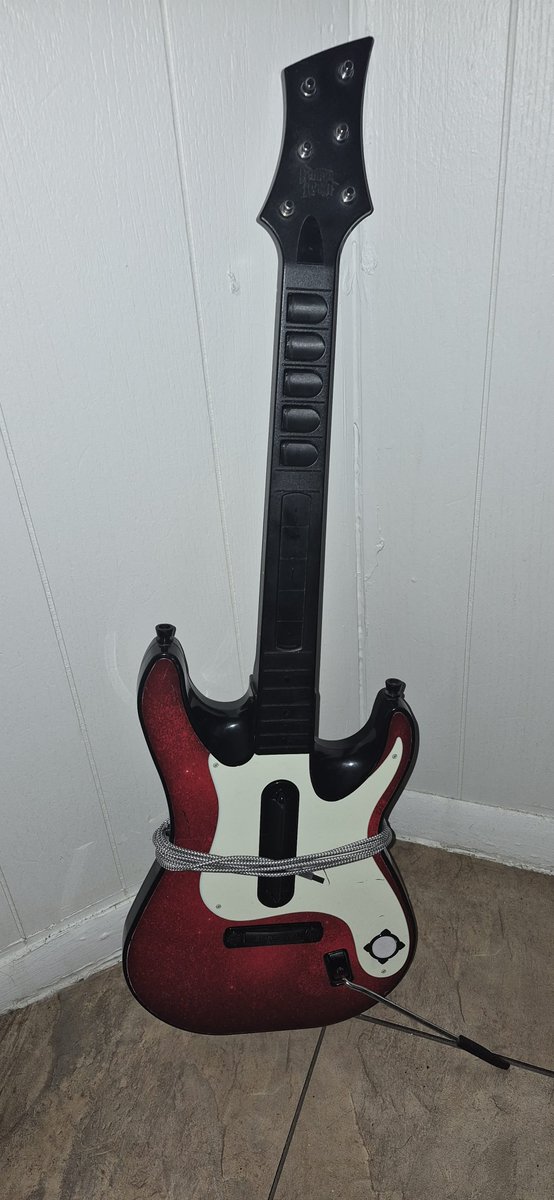 OBSG__'s tweet photo. got my first arduino guitar today! thanks
@partyboy8304
for the rad guitar, plays incredible! it's nice to have a new main. https://t.co/dKSfHMByIj