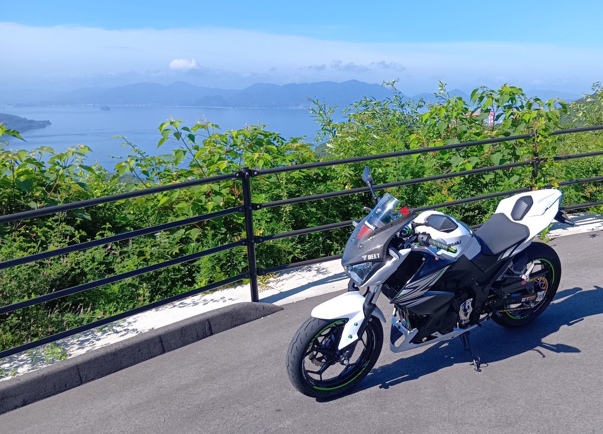 SuperSakotsu352's tweet photo. b+com 7x evoのテスト兼ねてお出かけ。ボリューム上げた時の音が明らかに違う！まだ使いこなせてないのでこれから研究しよう。
既に体感気温30℃を越えてるので撤収。良い朝練だった👍
#signhouse #bcom7xevo #z250 #ライダーの義務 https://t.co/qotGvKYHUF