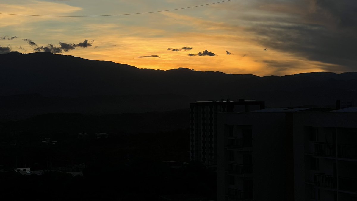 otralora's tweet photo. Amo asomarme por la ventana y ver el cielo así 💛 https://t.co/JgoRi5Jw4p