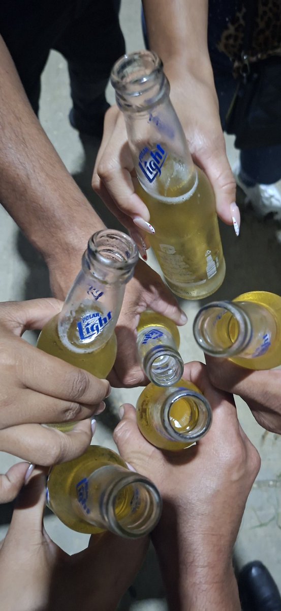 napoleonsi23199's tweet photo. Lo que no se planifica sale mejor, noche en el tigre con @NegroBlanco17SW @jovenes2535 🍻🍻🍻😈😈😈🔥🔥🔥 https://t.co/qj0I27gKzG