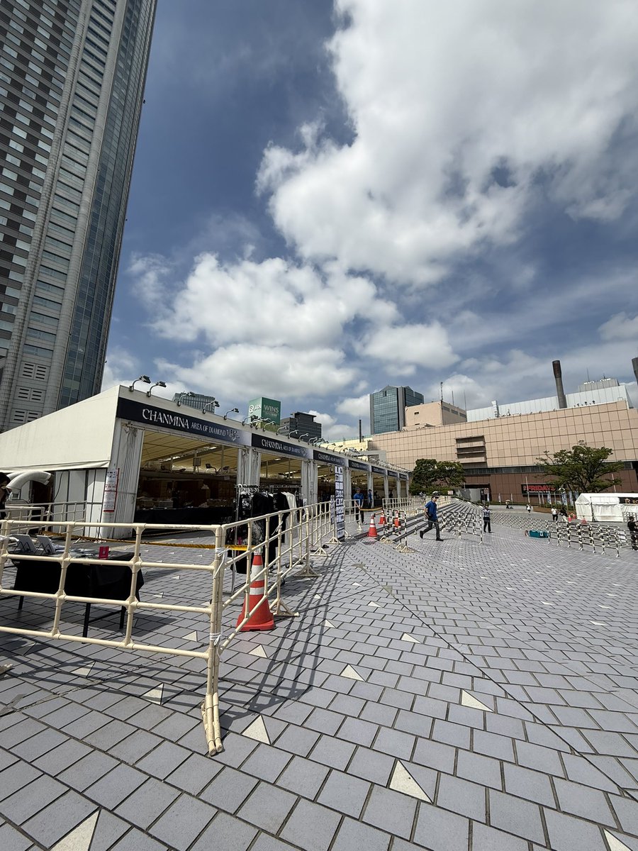chanmina_staff's tweet photo. 【会場販売開始/東京ドームDay1】

AREA OF DIAMOND FINAL @東京ドーム🗼
先行販売を開始いたしました‼️
過去グッズも一部販売しております、売り場にてご確認ください♬

FCブース、CD/DVD即売店、そしてフォトスポットへもぜひお立ち寄りください💎GATE25設置のフォトスポットもお見逃しなく💗

※お手を触れずにご覧ください。📸撮影👌

#AODFINAL
#ちゃんみな　#CHANMINA
