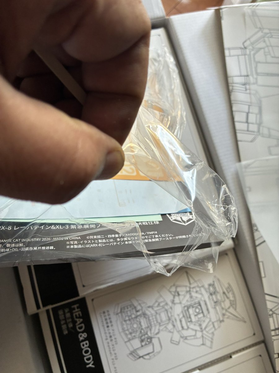 takeru_fit's tweet photo. AmazonにてACFUN-JPより購入した  橘猫工業 1/35 ARX-8 レーバテイン 機甲 プラモデル 組立キット [並行輸入品]  説明書の袋の左上が開封されており入っていたと思われるLEDユニット2個が欠品です

しかも中の箱もグシャ・・・・
 #レーバテイン
 #橘猫工業 
#ウェーブ 
#ACFUN-JP https://t.co/abXJXRrSJy