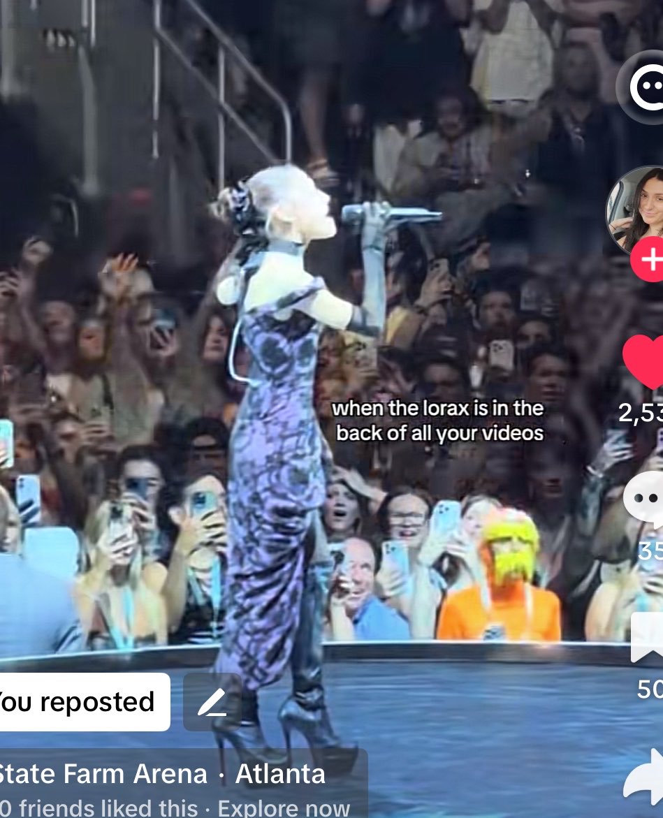 jordynceIeste's tweet photo. i know she’s starting to regret wearing her contacts this tour 😭😭😭😭😭 https://t.co/BuLVE4mRa1