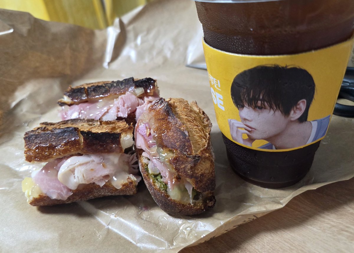 marob4869's tweet photo. 성심당 최애 샌드위치 애플바질잠봉
개됸맛ㅠㅠ https://t.co/HDfC8Ps1ha