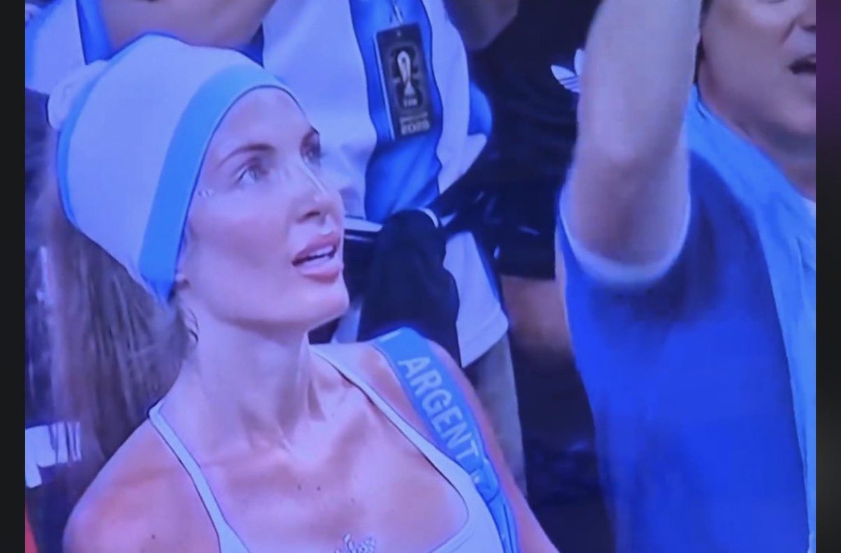 peladodelatv's tweet photo. Priscila Ferrante, sobrina de Jessica Cirio y presunta testaferro de Insaurralde… disfrutando del mundial de la selección argentina cuando debería estar presa. Se nos ríen en la cara. https://t.co/EzN4ZMfwtH