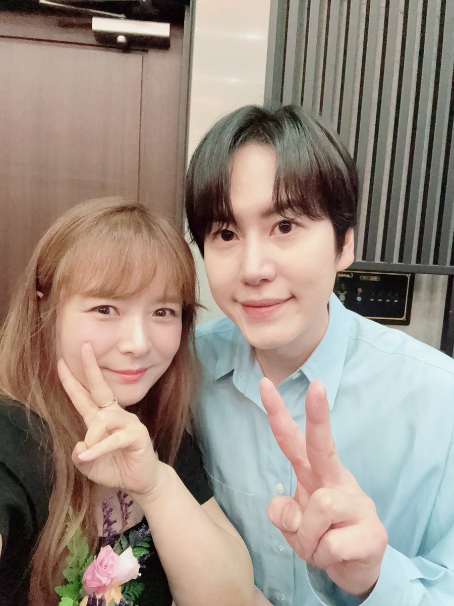itsmefiraa's tweet photo. #규현 #KYUHYUN 
visualtaetae95 IG 📸

우리 딸이 평소에 너무 좋아하는 규현님 실물 영접! ✨ 직접 뵙고 나니 친절하고 자상하신 모습에 제가 다 감동했잖아요. https://t.co/7GlpxQQ7Pp
