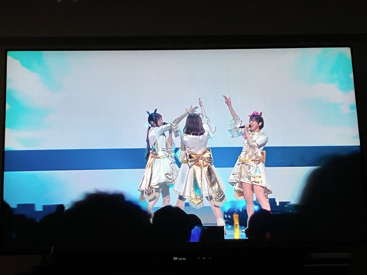 umaumayuri's tweet photo. 今日のライブ円盤はWISH DAY2！
ギムレットちゃんやタキオンちゃんのソロ曲も最高だし、RTTTの三人のお歌好きすぎる〜
覇王になる前のオペラオーちゃんがかわいいし、覇王のForever goldも最高にカッコいいし、Glorious Moment!ラストで3人で振り返りながらメインステージに走る所が本当に大好き〜 https://t.co/DYow168qUG