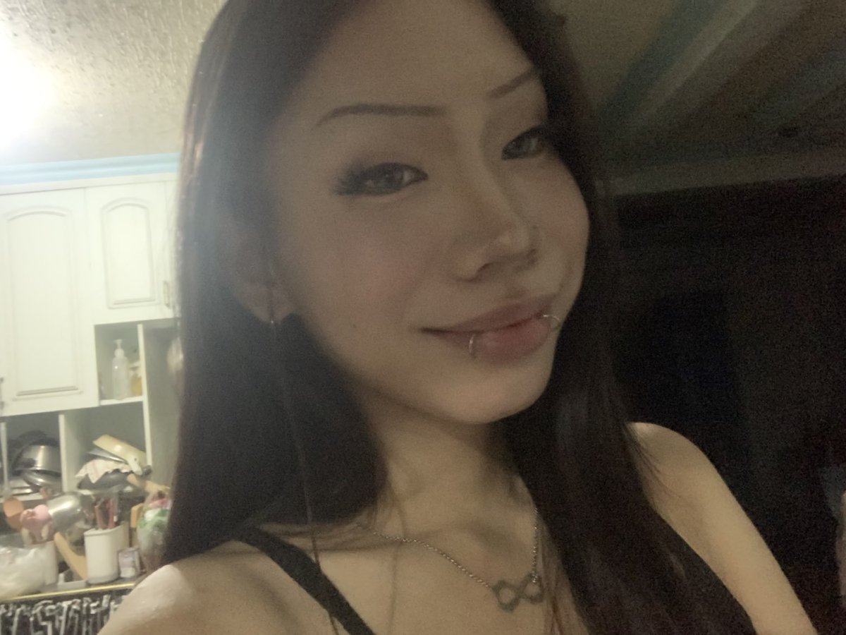 lightbornts's tweet photo. with or without makeup 🏳️‍⚧️ https://t.co/UWyOGPi0pI