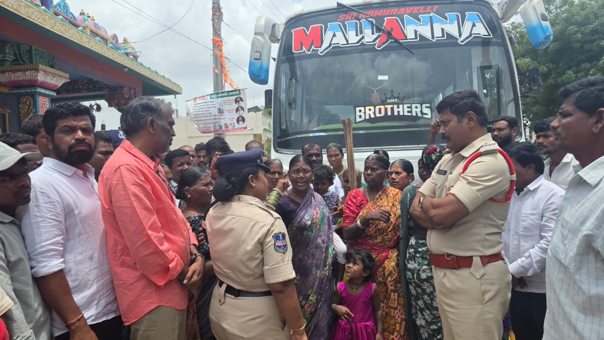 Raghavaamme's tweet photo. #shadnagar people of #kothur #siddapur are protesting with proposed dumping yard & getting arresting in #prajapalana but #ShadnagarMLA was busy with TESLA showroom 🙏
@SrinivasBRSUSA @AnjaiahYBRS @RYelganamoni @NaveenReddyMLC
#revoke641 #SaveSiddapur https://t.co/Bdf5vwc3d7