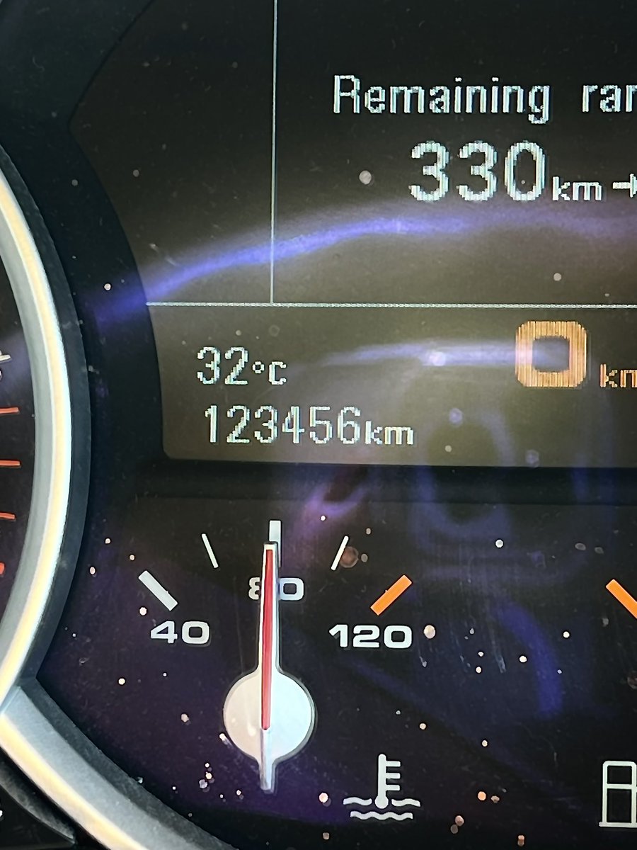 駐車場で停まったら… 123456km この瞬間が撮れて嬉しい。 こういう連番