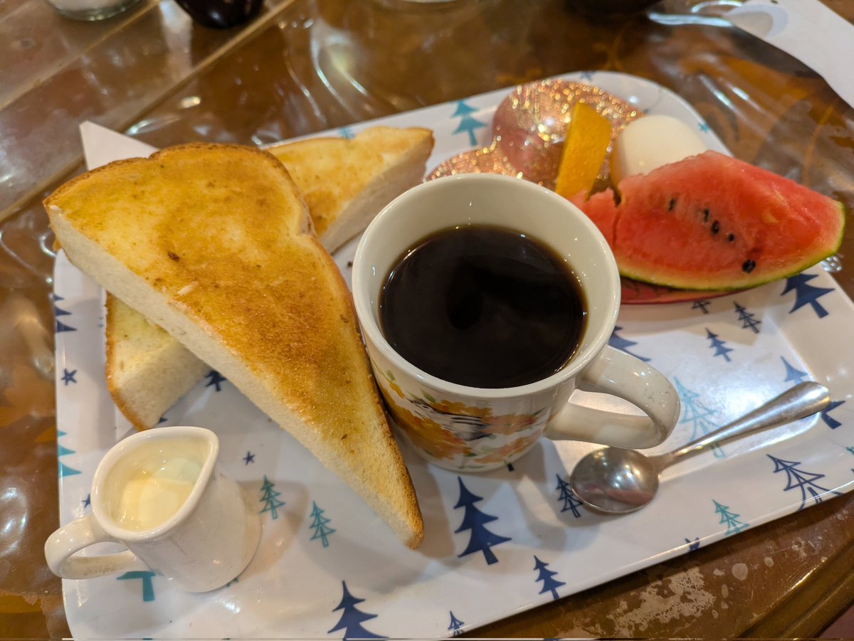 yukiTearrain's tweet photo. 本日のモーニング！
普通のトーストしかなくて悩んだけど、久しぶりにフルーツ食べたくて✨️
あとお店の前に素敵カップいっぱい飾ってたのに、モーニングには使って貰えないんやね笑

さて、本番初日！！頑張るぞ～💪 https://t.co/d2Iejb7k6P