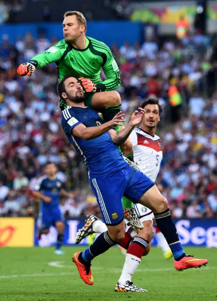 TaculF1's tweet photo. @daniel30_30 @cesaralo clarísimo foul del delantero en una final de la Copa del Mundo...
Meier le dió con la rodilla y con la mano izquierda en la cara dentro del área pero cobraron foul de Higuain. https://t.co/DN9KfZTPhJ