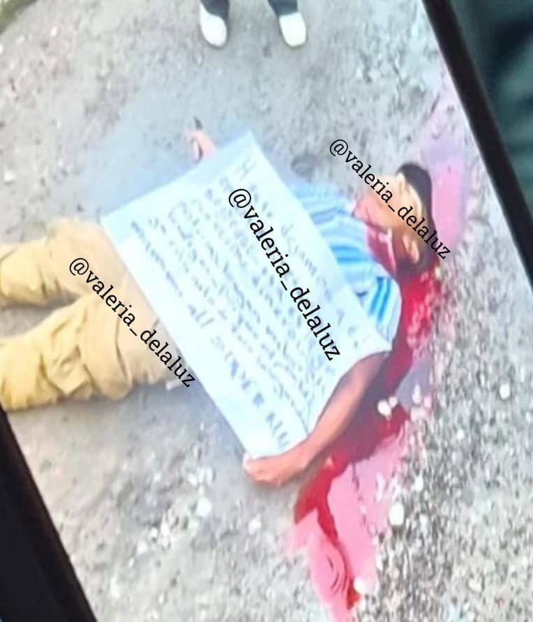 valeria_delaluz's tweet photo. #Seguridad | 💀 Asesinan a un hombre en la colonia Joaquín #Colombres en la ciudad de #Puebla. La víctima fue señalada como presunto extorsionador, junto al cuerpo fue dejada una cartulina. Con este hecho suman 7 homicidios en menos de 24 horas. @SSPGobPue @SSC_Pue https://t.co/Yy1fJYCH7E