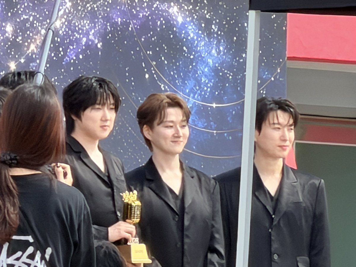 fore_shower's tweet photo. 티켓 줄 서 있는데 애들 왓엉 으앙 너무 예뻐어 https://t.co/L3boaXmbmW