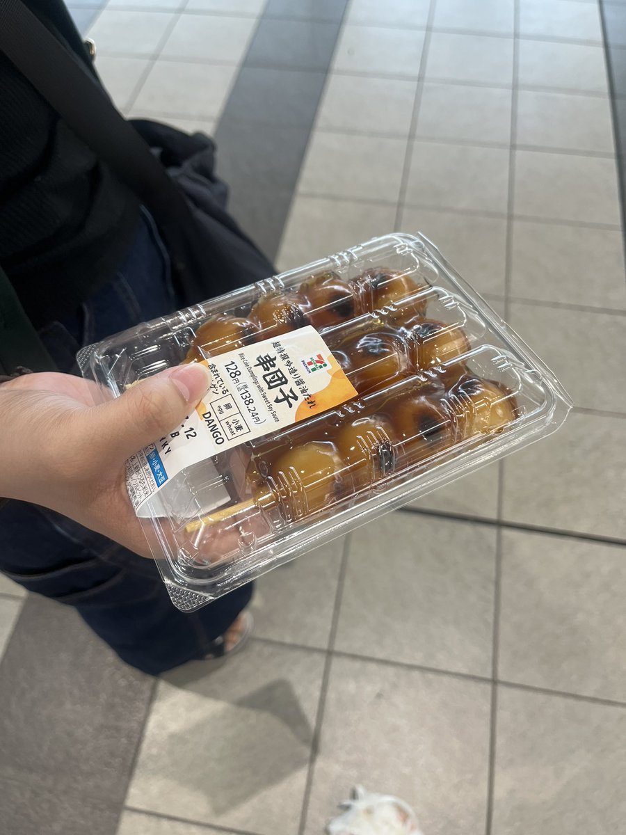 Tugumigg's tweet photo. 友達がわざわざヘアメしに駅まで来てくれたから詫びみたらし団子送った https://t.co/mS0TgMRXQG