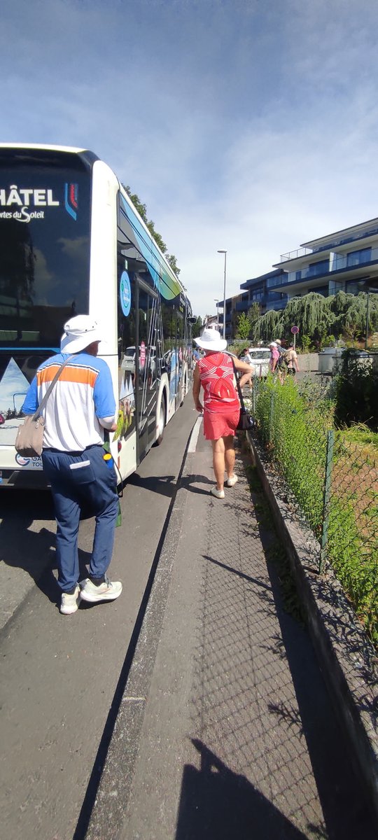 gfloquik's tweet photo. @EvianChamp Lamentable accès cependant à ce si beau tournoi ! Accès PMR non réglementaire et accès minable pour le commun des mortels alors que des centaines de Porsche gravitent à vide autour du site. Pas de banc pour attendre la navette pas d’aide pmr pour remonter jusqu'à la zone attente. https://t.co/ptIIbE2FF1