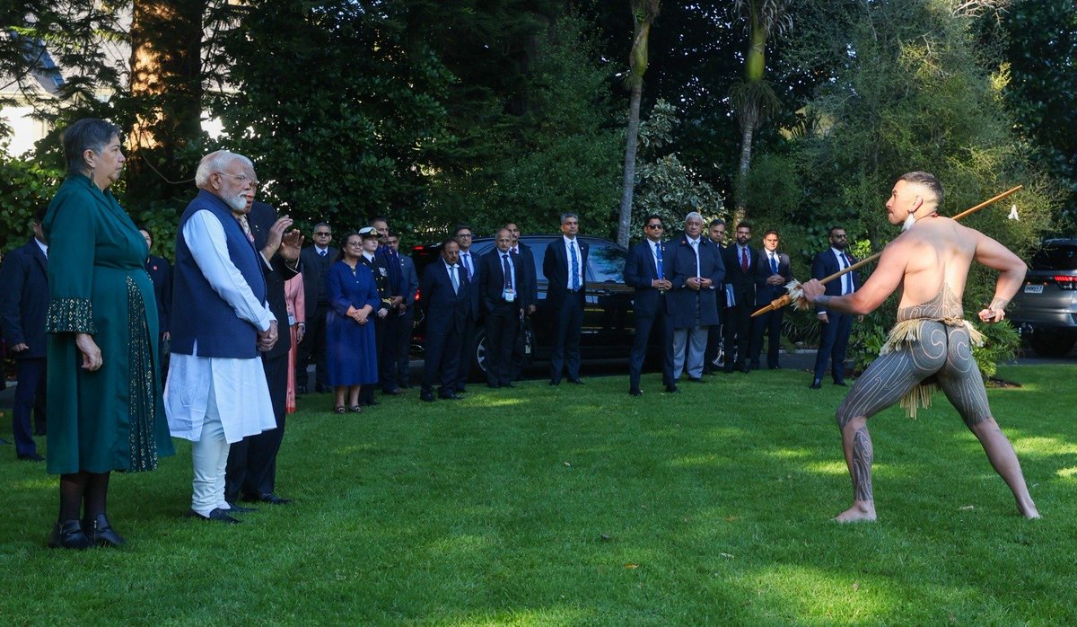 narendramodi's tweet photo. Honoured to receive a ceremonial welcome at Government House in Auckland. The traditional Māori pōwhiri was a moving reflection of New Zealand’s rich heritage and traditions.

@chrisluxonmp https://t.co/6yhtmert9N