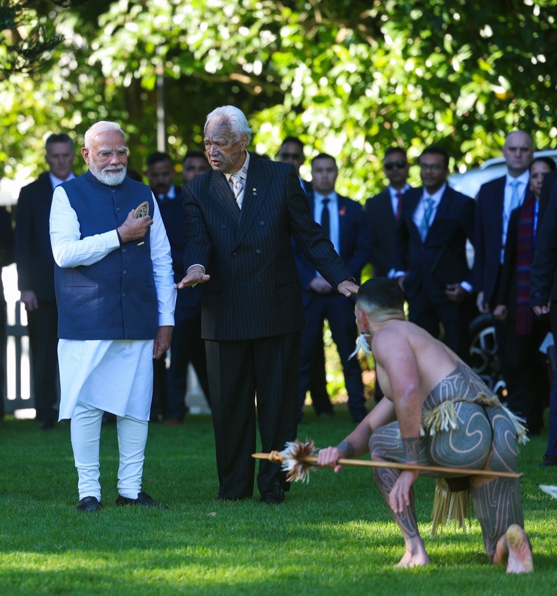 narendramodi's tweet photo. Honoured to receive a ceremonial welcome at Government House in Auckland. The traditional Māori pōwhiri was a moving reflection of New Zealand’s rich heritage and traditions.

@chrisluxonmp https://t.co/6yhtmert9N