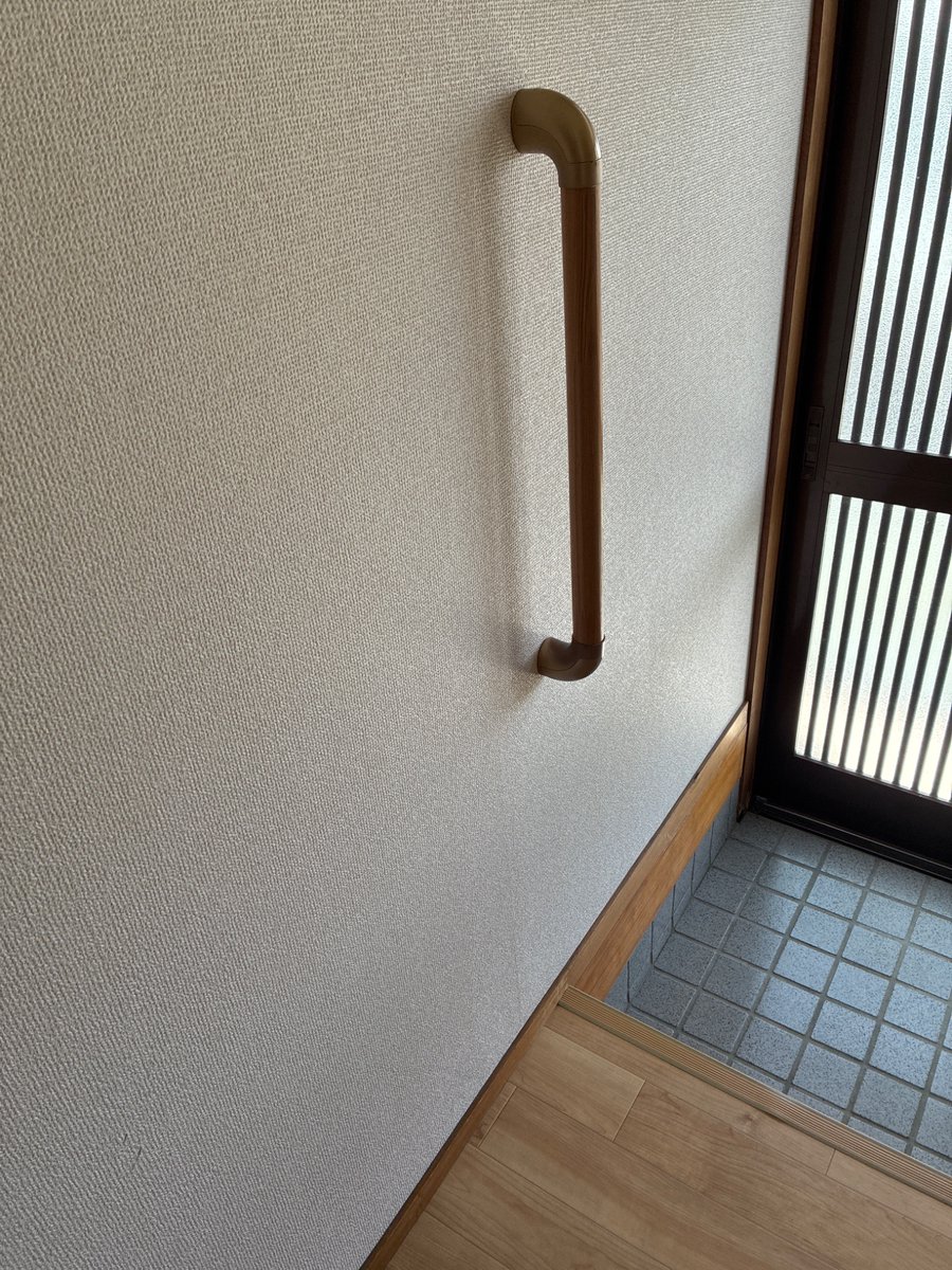 akedoke's tweet photo. ボランティア活動
無料リフォーム
廃材を利用した
手摺り取り付け https://t.co/gTSq3piuFj