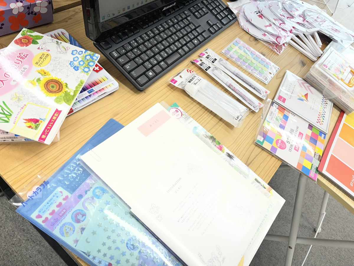 tryze_odori's tweet photo. こんにちは！さて、私たちはこれから何を作るのでしょうか？ 机の上に並んだこの道具たち…正解は週明けに発表します！ お楽しみに。#大人の工作 #夏を感じる #集中タイム #事業所の日常 #トライズ https://t.co/omOvqPbJtb