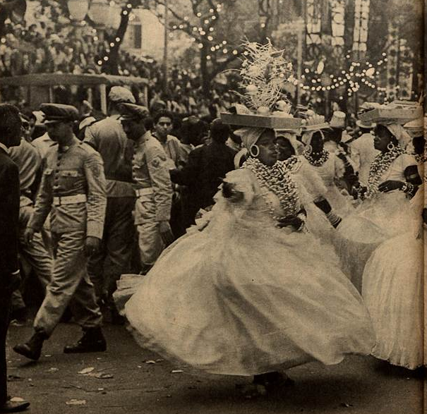 essebeto's tweet photo. Ala de baianas no carnaval de 1962.
Escola não identificada. https://t.co/BdwLBwty8Z