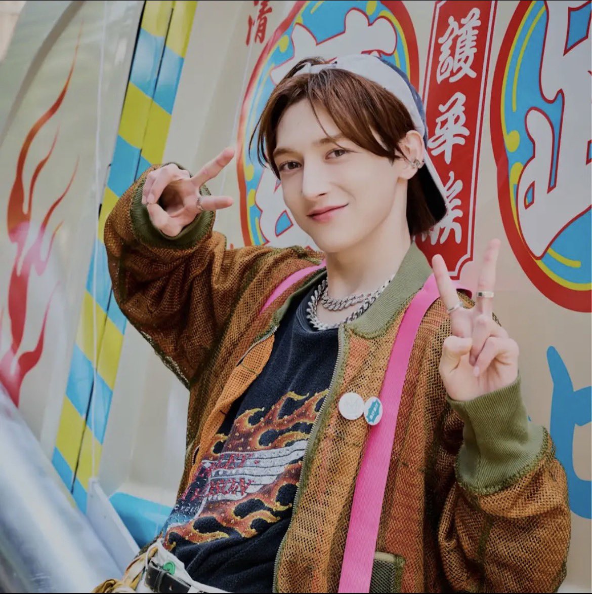 royroyroiroi's tweet photo. ROIROMの ＃浜川路己 君がダブルピースしてるとやっぱり等身大の年齢に戻る…
なのに楽曲をパフォーマンスする憑依した表情は圧巻…同じ人とは思えない気迫で圧倒されるから…この妖艶なDearDIVAのロイと見比べて欲しいな
⬇️Dear DIVA 
https://t.co/MoWbI66aCA

⬇️PaRiRa!!
https://t.co/dHxqVsh82x https://t.co/VWePt75r0z
