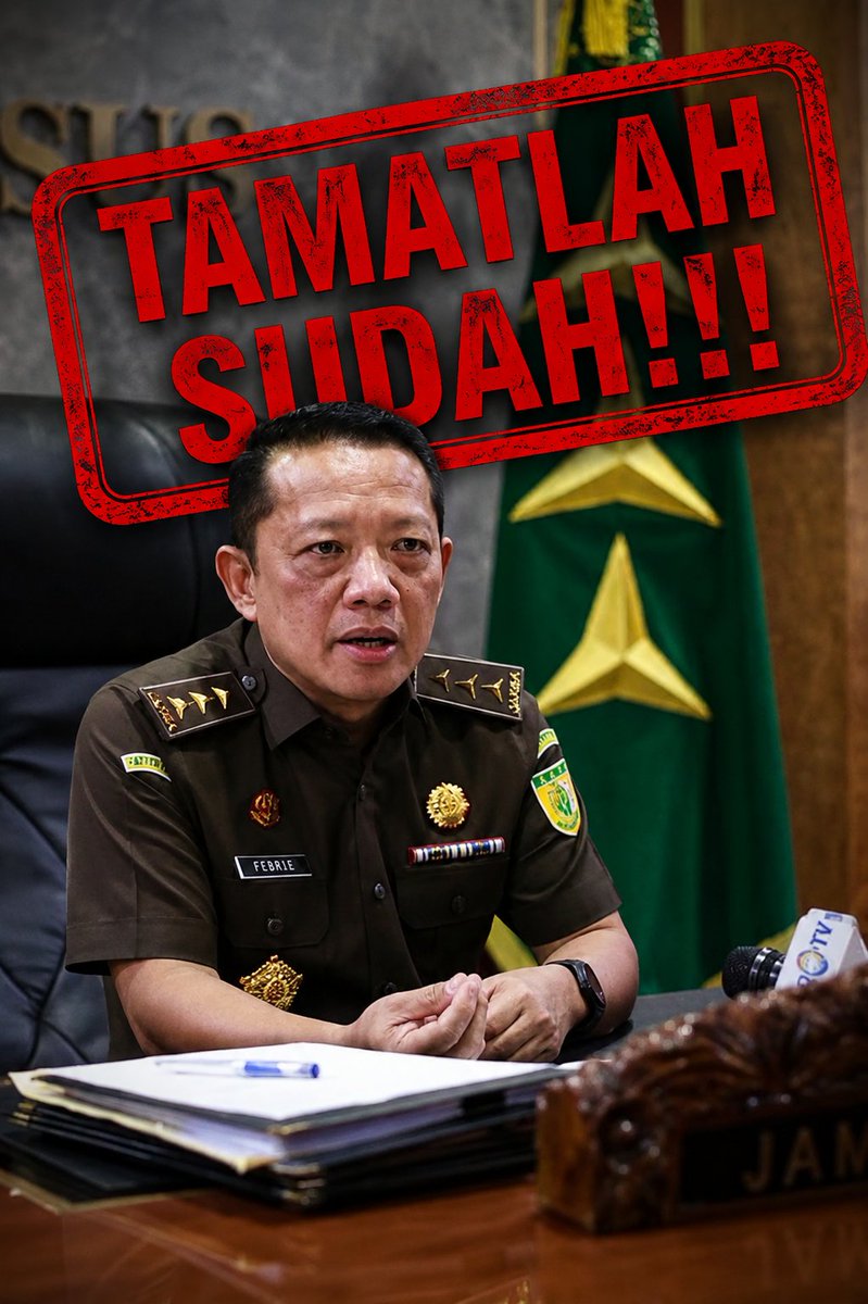 indepenSumatera's tweet photo. JOKOWI 1 VS 0 PRABOWO 🏳🏳🏳

TAMAT SUDAH JAMPIDSUS FEBRIE

Setelah resmi mengundurkan diri dini hari tadi, kemungkinan besar kita akan disuguhi dua berita besar hari ini atau besok wak

1. Penangkapan Febrie Adriansyah sekaligus penggeledahan rumahnya lagi.  

2. Febrie menyerahkan diri dan menangis dengan mengeluarkan air mata BAWANG PUTIH wak, disertai konferensi pers Polri yang memajang wajah gagahnya di depan barang bukti sitaan harta amanah itu.

Kini Febrie bukan lagi Jampidsus. Kekebalan hukumnya hilang seketika. Teman dekat mulai menjauh, orang-orang yang dulu dilindunginya mencari TUAN BARU, dan musuh-musuh lama yang selama ini takut padanya kini berani muncul dengan muka penuh bangga dengan rona senyum pria pesugihan

Bahkan beredar kabar Kapolda Metro Jaya kemungkinan akan naik menggantikan Kapolri saat pensiun nanti.

Sepertinya Febrie akan menghadapi hukuman berat, mungkin seumur hidup.