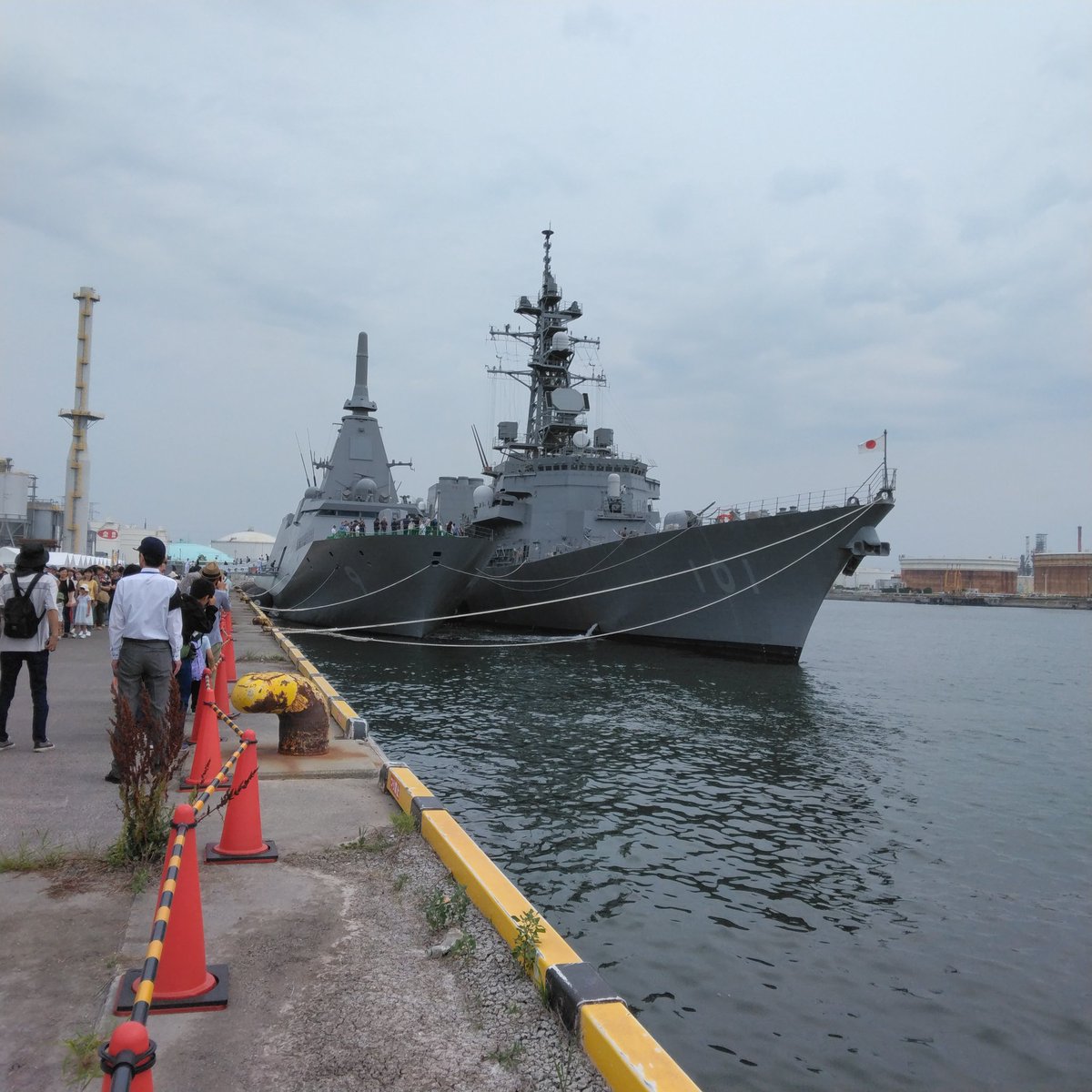 han25420332's tweet photo. 仙台港で、
海上自衛隊護衛艦 #なとり の一般公開に出かけた。
予報では午後から雨だったので、朝一で見学
#FFM9 #もがみ型9番館 https://t.co/5WfnR0R4pE