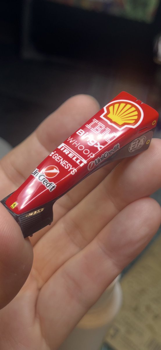 sass1120112's tweet photo. いつもの3Mのウルトラフィーナグロスアップコンパウンドで磨き込んでトロットロの光沢になりました。この後、全ての研ぎ出しが終わったらカーボン地にかかる文字部分はマスキングしてカーボン部分のみ半ツヤで仕上げます。
#newscratch #ニュースクラッチ #finishers #フィニッシャーズ https://t.co/oOpXhN5gIF