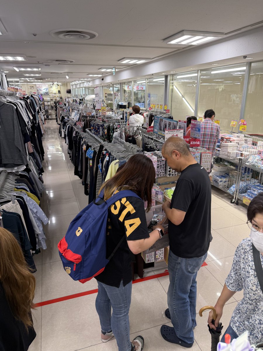Leroy_L2R's tweet photo. ドラクエコラボ𝙸𝙽しまむら
椎名町店で悪質な転売ヤーに遭遇

入店と同時にカゴに次々入れ始め他の客の手から商品をもぎ取ることまでする始末。
店員もタジタジで注意もできず結局他の客はほぼ買えず。
これは売れない等と言って最後少しづつ戻し始めるあたり悪質すぎる。

#ドラクエ
#しまむら https://t.co/vyqMWUGKkk