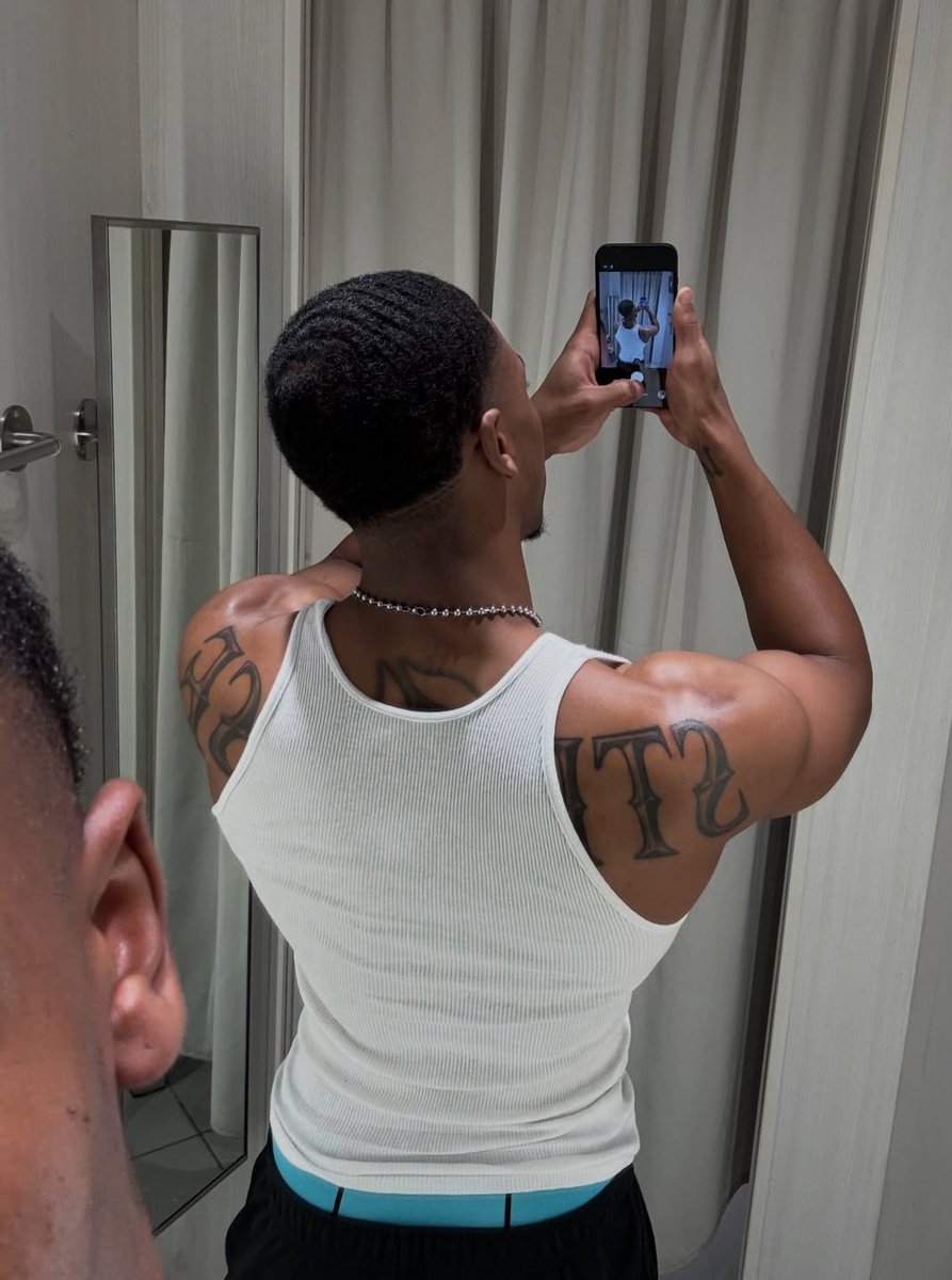 Lowkeytake's tweet photo. Production had to merge four fanbases just to stop one guy. KC is that guy 
#LoveIslandUSA https://t.co/klfRF1EwLN