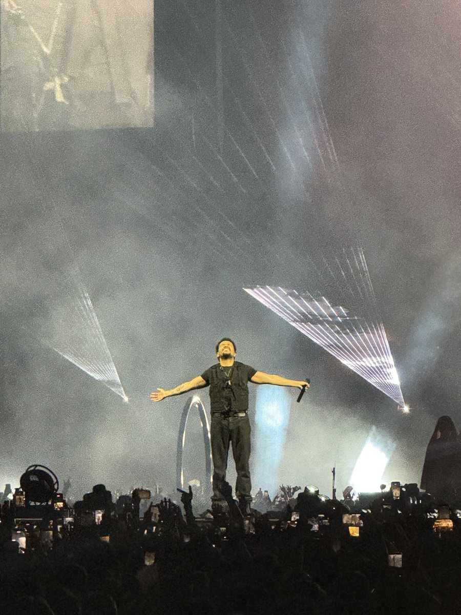 Sauliora's tweet photo. le concert de The Weeknd je suis sérieuse quand je dis que ça a été un de mes meilleurs moments ever (le goumin est fort) https://t.co/OKZTS18wIY