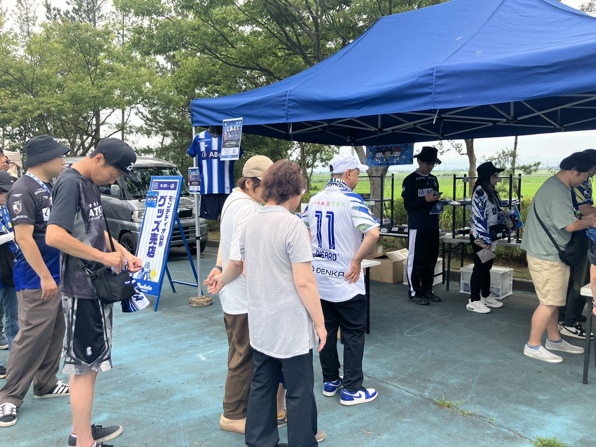 monte_prstaff's tweet photo. ⚔️日本の米育ち平田牧場金華豚マッチ⚔️

限定グッズもありますよ〜🌊🤭

定番グッズはもちろん！
今回のトレーニングマッチ限定グッズも販売中ー！

ぜひ、試合前にはグッズ売店にもお立ち寄りください🏔️✨

🔽本日のイベント情報はこちら🔽
https://t.co/FBn7kHBfEh
#montedio
#yamagataichigan https://t.co/AZ0iyO5ZsK