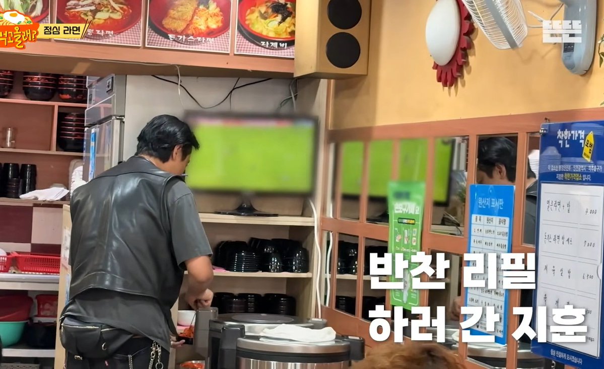 blackoutwith's tweet photo. 우리지훈이 막내라서 네비도 봐야하고 가게 길도 봐야하고 물도 셋팅하고 주문도 하구 반찬도 리필하구 https://t.co/5ebsOOl3GL