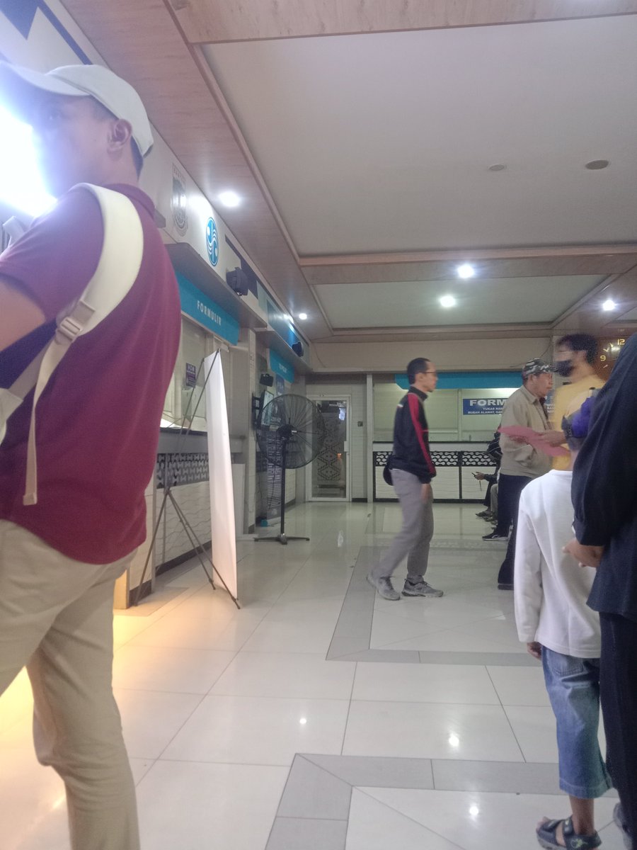 Vieerif's tweet photo. Lagi di Samsat

Antri bgt kami orang2 bijak https://t.co/u6ZJgKdCHT