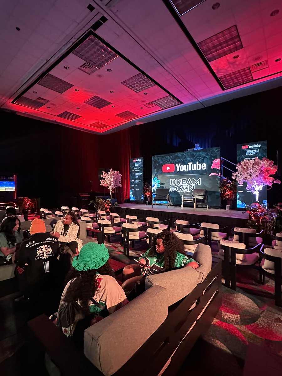 Freshpaintoff's tweet photo. We landed 🛬 @dreamconvention and headed right to the YouTube Lounge https://t.co/JBPzCG4a8i